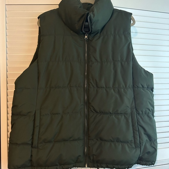 Women’s XXL Old Navy Puffer Vest - Picture 1 of 2